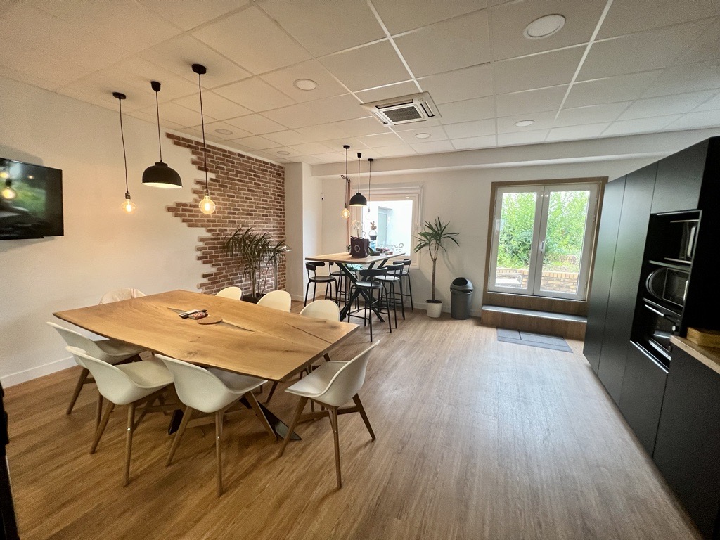 Cuisine aménagée disponible en option pour des locations de salle de réunion et formation.